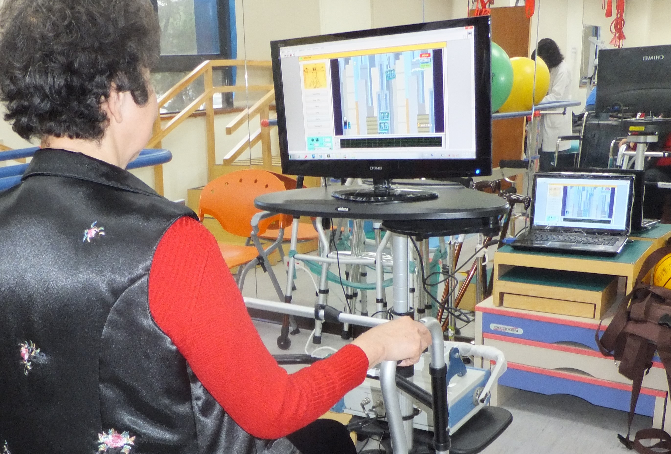 智慧型互動式多功能復健與平衡評估系統 - 增進高齡病患動態平衡能力與下肢動能整合